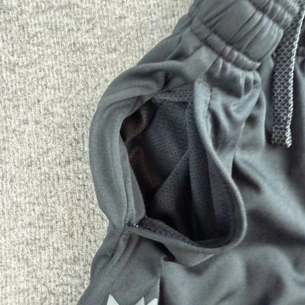 Under Armour Shorts Boys Medium Black Athletic Gym Performance Graphic Logo